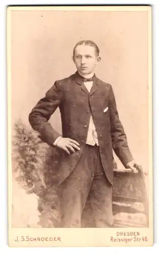 Fotografie J. S. Schroeder, Dresden, Reissiger Strasse 46, Portrait junger Herr im Anzug mit Fliege