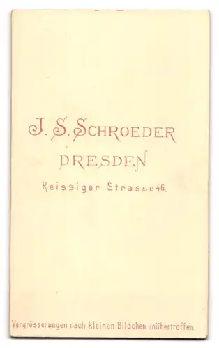 Fotografie J. S. Schroeder, Dresden, Reissiger Strasse 46, Portrait junger Herr im Anzug mit Fliege