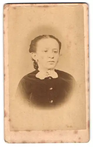 Fotografie F. E. Elfeldt, Ort unbekannt, Portrait junge Dame in hübscher Kleidung