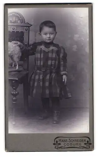 Fotografie Hans Schneider, Coburg, Portrait kleines Mädchen im karierten Kleid