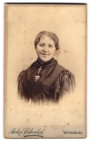 Fotografie Atelier Siebenlist, Würzburg, Ecke der Kroatengasse, Portrait junge Dame mit Schultertuch und Kreuzkette