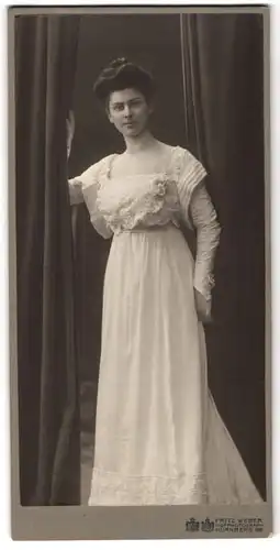 Fotografie Fritz Weber, Nürnberg, hübsche junge Dame trägt langes weisses Kleid