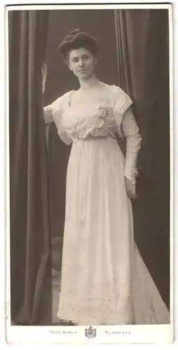 Fotografie Fritz Weber, Nürnberg, hübsche junge Brünette Dame trägt weisses Kleid