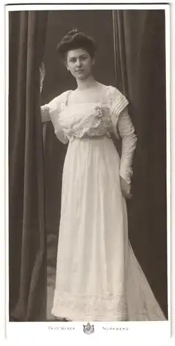 Fotografie Fritz Weber, Nürnberg, hübsche junge Dame posiert im weissen Kleid