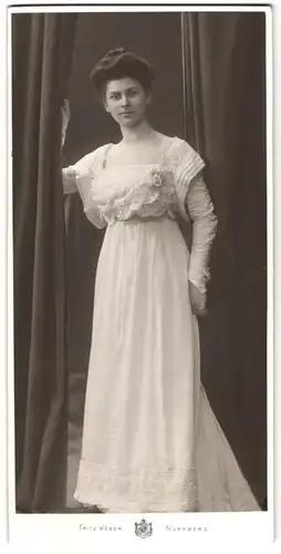 Fotografie Fritz Weber, Nürnberg, hübsche junge Brünette Dame 8trägt weisses festliches Kleid