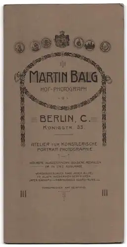 Fotografie Martin Balg, Berlin, Königstr. 33, junger Mann im Anzug mit verschränkten Armen