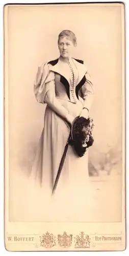 Fotografie W. Höffert, Breslau, Tauentzienplatz 11, hübsche Dame mit Hut & Schirm trägt modisches Kleid