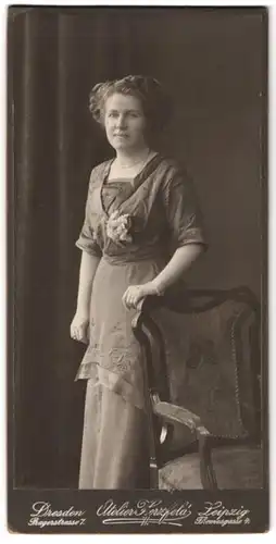 Fotografie Martin Herzfeld, Dresden, Pragerstr. 7, Hausfrau im Sonntagskleid mit Armband & Ansteckblumen