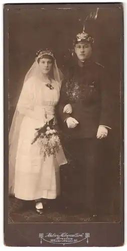 Fotografie Atelier Hohenzollern, Breslau, Klosterstr. 20, Kriegshochzeit, Soldat in Uniform mit Pickelhaube nebst Braut