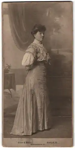 Fotografie Ernst E. Hüter, Berlin, Kottbuserdamm 81, Hausfrau trägt Kleid mit Spitze & Perlenbesatz