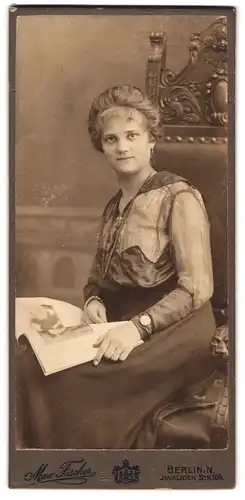 Fotografie Max Fischer, Berlin-N, Invaliden Strase 164, Portrait junge Dame in hübscher Bluse mit Zeitung