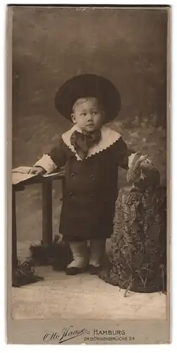Fotografie Otto Haase, Hamburg, Börsenbrücke 2 a, Portrait kleines Kind im Mantel mit Hut