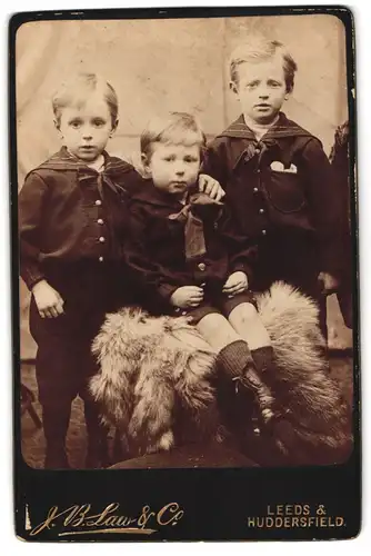 Fotografie J. B. Law & Co, Leeds, Portrait drei kleine Jungen in Matrosenhemden