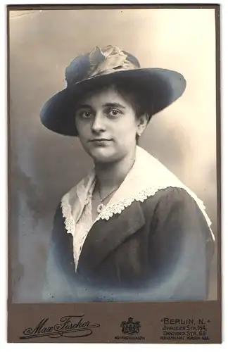 Fotografie Max Fischer, Berlin-N., Invaliden Strasse 164, Portrait junge Dame mit Hut und Halskette