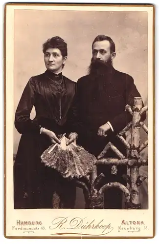 Fotografie R. Dührkoop, Hamburg, Ferdinandstrasse 43, Portrait elegant gekleidetes Paar mit Fächer