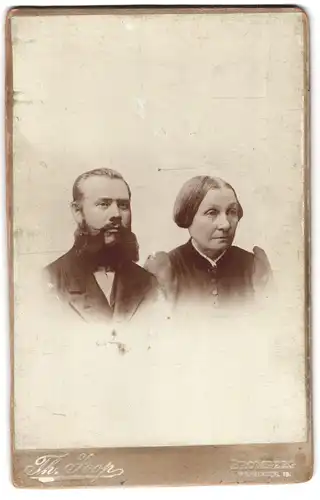 Fotografie Th. Joop, Bromberg, Wilhelmstrasse 15, Portrait ältere Dame und Herr in zeitgenössischer Kleidung