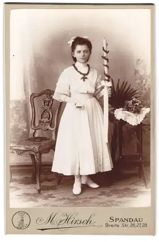 Fotografie M. Hirsch, Berlin-Spandau, Breite Strasse 26-27-28, Portrait junge Dame im weissen Kleid mit Kerze