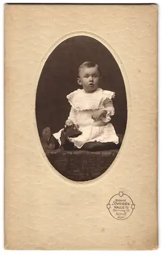 Fotografie Richard schröder, Halle a /S., Steinweg 12, Portrait süsses Kleinkind im weissen Kleid mit Puppe