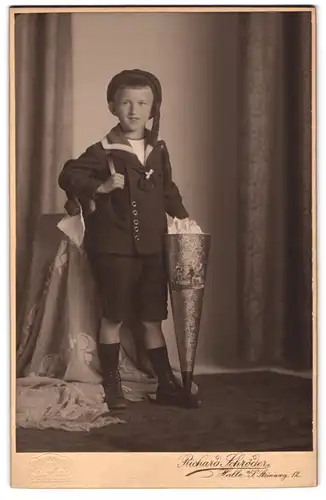 Fotografie Richard Schröder, Halle a /S., Steinweg 12, Portrait kleiner Junge mit Ranzen und Schultüte
