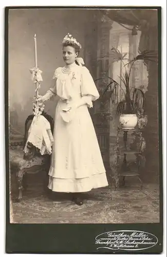 Fotografie Günther Müller, Frankfurt a. M.-Sachsenhausen, Wallstrasse 8, Portrait junge Dame im weissen Kleid mit Kerze