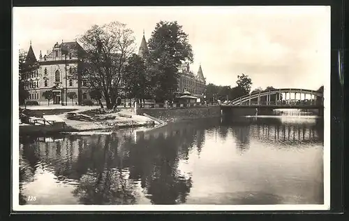 AK Budweis / Ceske Budejovice, Flusspartie mit Brücke und Ufer