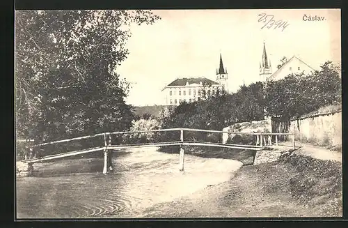 AK Tschaslau / Caslav, Blick vom Fluss auf Gebäude der Innenstadt