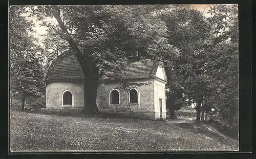 AK Roztez, Kapelle unter Bäumen