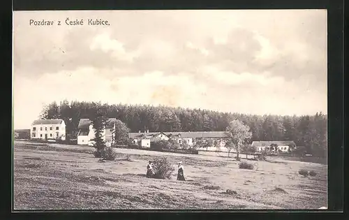 AK Ceska Kubice, Frauen auf dem Feld, Gutshof im Hintergrund