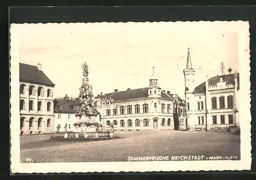 AK Reichstadt, Marktplatz mit Denkmal