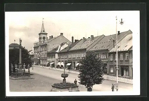 AK Lomnice n Popelkou, Strassenpartie mit Gebäudeansicht und Denkmal