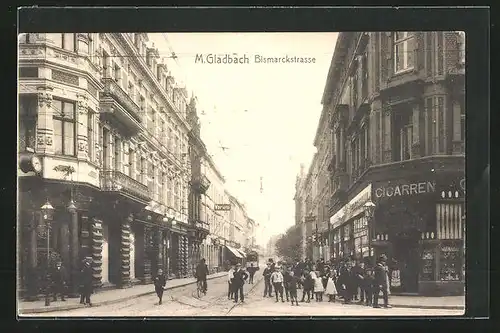 AK Mönchengladbach, Bismarckstrasse, Menschen vor einem Cigarrengeschäft