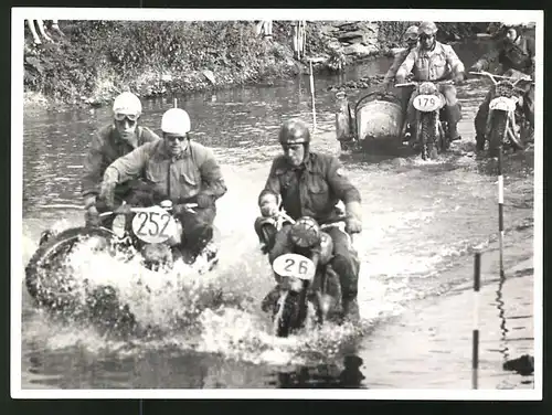 Fotografie Motorrad-Geländerennen, Motorrad Jawa & AWO bei Gewässer-Durchfahrt