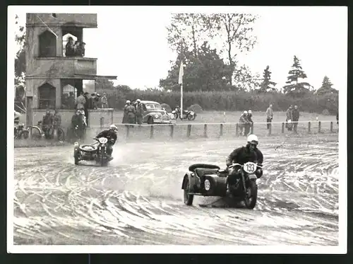 Fotografie Motorrad MZ-BK 350, Rennmotorräder mit Seitenwagen auf einer Sandpiste