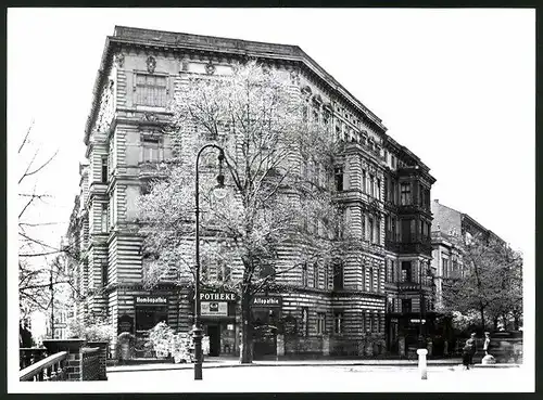 Fotografie unbekannter Fotograf, Ansicht Berlin-Tiergarten, Lützowufer Ecke Budapester Strasse mit Apotheke