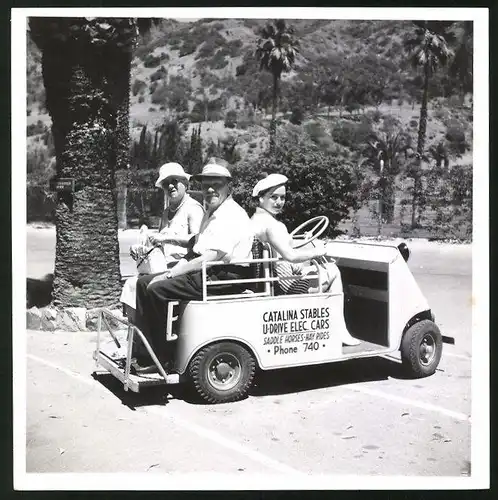 Fotografie Auto elektrisches Golf-Car, Senioren lassen sich mit Elektro-Auto herumfahren