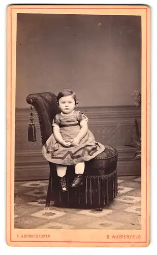Fotografie E. Schweisfurth, Wupperfeld-Barmen, niedliches Mädchen auf Sessel sitzend