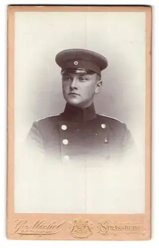 Fotografie Georg Michel, Strassburg / Elsass, Marnesiastaden 5, Portrait Julius Müller in Uniform mit Schirmmütze