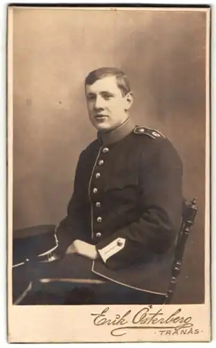 Fotografie Erik Österberg, Tranäs, Portrait Soldat in Uniform mit Schulterstück Rgt. 6