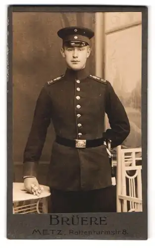 Fotografie Atelier Brüere, Metz, Rattenthurmstr. 8, Artillerist in Uniform mit Schulterstück Rgt. 12