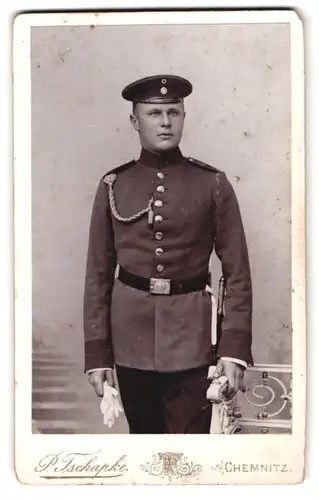 Fotografie Paul Tschapke, Chemnitz, Zschopauerstr. 79, Soldat in Uniform mit Schützenschnur & Mütze