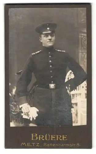 Fotografie Atelier Brüere, Metz, Rattenturmstr. 8, Artillerist in Uniform mit Schulterstück Rgt. 12