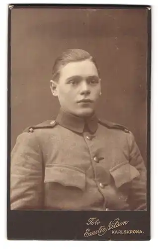 Fotografie Emelie Nilson, Karlskrona, Östra Amiralitetsgatan 19, Portrait junger Soldat in Uniform