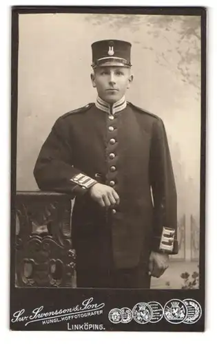 Fotografie Sw. Swensson & Son, Linköping, Storgatan 34, Portrait Schwedischer Garde-Artillerist in Uniform mit Mütze