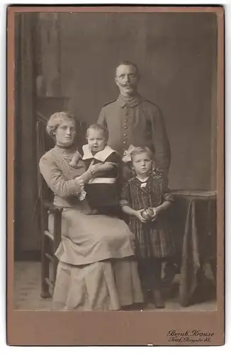Fotografie Bernhard Krause, Kiel, Ringstrasse 83, Soldat in Unifrom nebst Gattin und Kindern