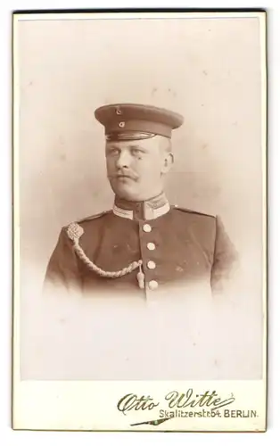 Fotografie Otto Witte, Berlin-Kreuzberg, Skalitzerstr. 54, Portrait Garde Uffz. in Uniform mit Schützen