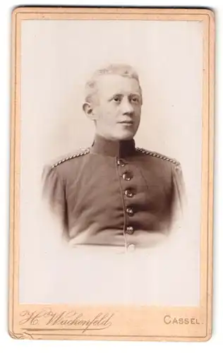 Fotografie H. Wachenfeld, Cassel, Weserstr. 14-16, Portrait Soldat Einjährig Freiwilliger in Uniform