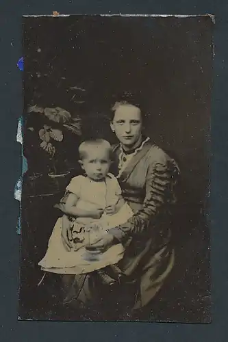 Fotografie Ferrotypie junge hübsche Mutter mit Kind im Arm