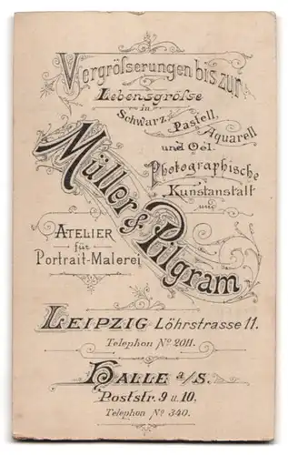 Fotografie Atelier Müller-Pilgram, Leipzig, Löhnstr. 11, Kavallerist in Uniform mit Pickelhaube Sachsen und Epauletten