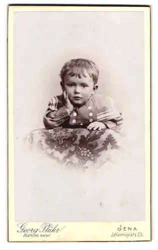 Fotografie Georg Plühr, Jena, Johannisplatz 25, Portrait modisch gekleidetes Kind mit aufgestütztem Kopf