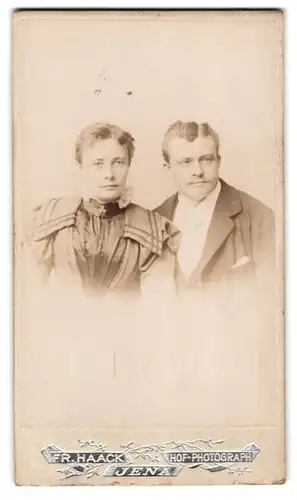 Fotografie Fr. Haack, Jena, Portrait junges Paar in modischer Kleidung